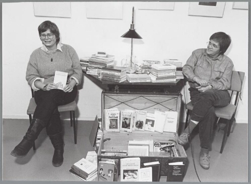 Een avond over lesbisch lezen door Rita Gircour en Nienke Kaastra tijdens de vrouwenboekenweek. 1987