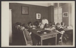 Meisjes bezig met naaiwerk in het tehuis der 'Vrouwenwelvaartspolitie' 193?