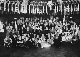Johanna Westerdijk zittend op de eerste rij stoelen, rechts van het midden, met omslagdoek 1936