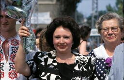 Nina Karpachova, parlementariër uit de Oekraïne op het perron tijdens de stop van de WILPF trein 1995
