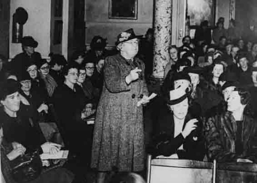 Leden van de Britse Housewives League protesteren tegen de manier van voedselverstrekking en eisen een vrouw als minister van voedsel. 1946
