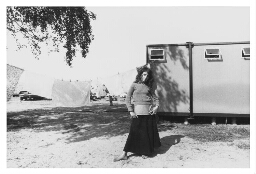 Meisje in een woonwagenkamp. 1980