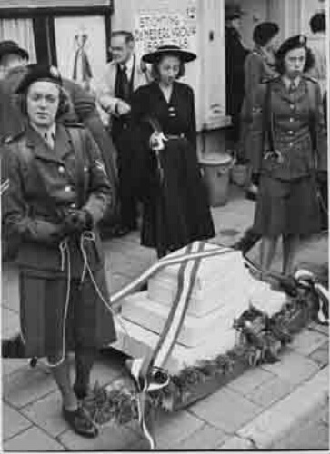 Handtekeningen worden op kaassleden door leden van het Vrouwen Hulp Korps vervoerd naar paleis 't Loo in  Apeldoorn om aangeboden te worden aan de jubilaris Hare Majesteit Koningin Wilhelmina 1948