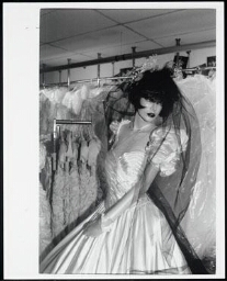 Foto, gemaakt voor het tijdschrift Furore, van een paspop met een bruidsjurk 1990