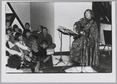 Optreden van Cobi Schreijer ter gelegenheid van de tentoonstelling 'de Kunst van het moederschap'. 1982