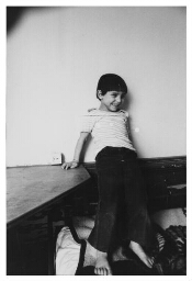 Deze Marokkaanse jongen woont met zijn familie op één kamer. 1978