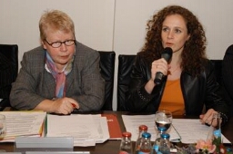 Joke Swiebel (l.), ex-Europarlmentariër voor de PvdA en Sophie in 't Veld , lijsttrekker voor het Europarlement voor D66 tijdens het debat 'Discriminatiebestrijding in Europa: klaar? Af!' 2004