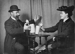 Geënsceneerde foto, deel uitmakend van een serie van twee: Johanna Westerdijk en een onbekende man proosten met hun bierpullen 1906