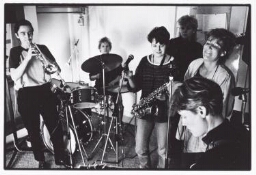 Vrouwenband Linda Luxaflex aan het oefenen. 1985