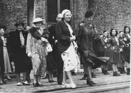 Het bestuur van de Tentoonstelling 'De Nederlandse Vrouw 1898-1948' begeleidt H.K.H 1948