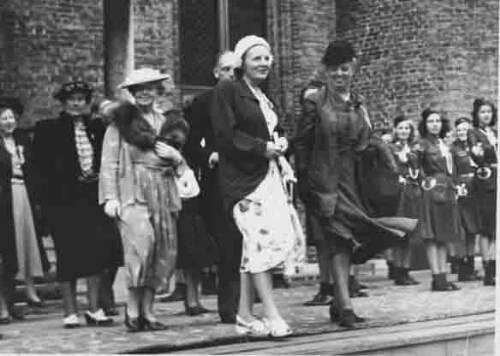 Het bestuur van de Tentoonstelling 'De Nederlandse Vrouw 1898-1948' begeleidt H.K.H 1948