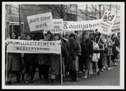 Demonstratie met spandoeken met de teksten: 'vrijwilligsterswerk = werkervaring', 'part-time werk', 'Weg met de beroepskeuzetest', 'het arbeidsburo moet meer voor mij doen' en 'wij eisen betaald werk'