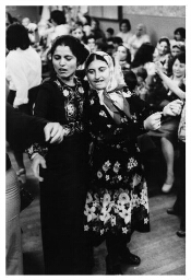 Turkse vrouwen dansen tijdens een feest. 1977