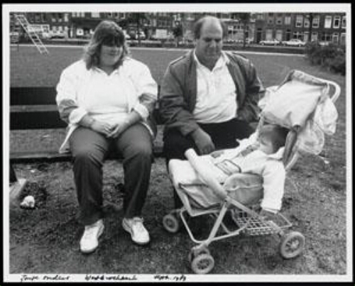 Jonge ouders: man en vrouw zittend op een bank in het park 1989