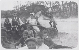 Leerlingen en onderwijzers aan de School met de Bijbel tijdens een uitstapje op het strand. 1933?