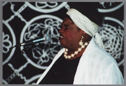 Zangeres Bili Dee Louis tijdens de uitreiking van de Zami Award 2000 met het thema literatuur. 2000