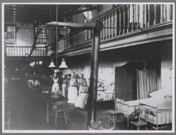 Verpleegsters in een ziekenzaal, rond 1900. 190?
