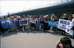 Spandoeken op het perron tijdens de stop van de WILPF trein 1995