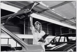 Controleur lakstraat bij de Volvo autofabriek. 1990