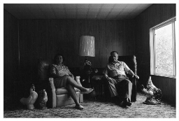 Echtpaar op de bank in de huiskamer. 1985