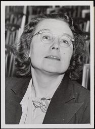 Portret van de Britse weteneschapper, schrijfster en politiek activiste Winifred Utley, ook bekend alks Freda Utley. 1950