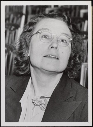 Portret van de Britse weteneschapper, schrijfster en politiek activiste Winifred Utley, ook bekend alks Freda Utley. 1950