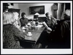 Vrouwenknooppunt Haarlem in gesprek met burgemeester Elizabeth Schmitz en wethouder Leni van Son. 1987