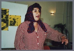 Tijdens avond in Zamicasa met als thema 'booeldvorming en vreemdelingenbeleid' treedt Turks-Nederlandse cabaretière Funda Mujde op. 1999