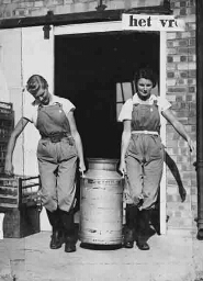 Tijdens de Tweede Wereldoorlog nemen Engelse vrouwen, het zogeheten 'Vrouwenlandleger', het werk op het land over. 194?