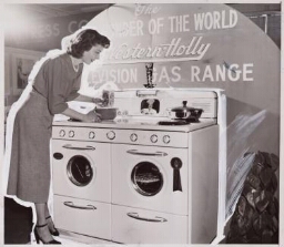 Een vrouw kookt met behulp van aanwijzingen, die ze krijgt van een televisiescherm in het fornuis. 195?