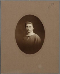 Portret van jonge vrouw. 191?