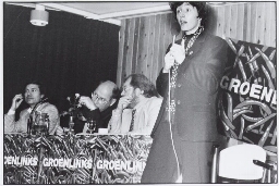 Politica Ina Brouwer (Groen Links) tijdens verkiezingsronde op bezoek in Hoogezand, aan tafel partijgenoten. 1994