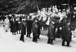 Stoet met de kist van Aletta op weg naar haar crematie op begraafplaats Westerveld 1929