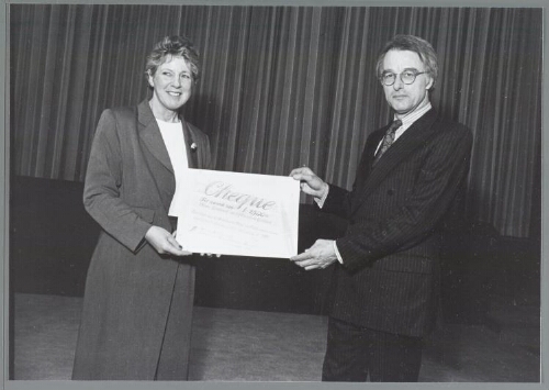 Uitreiking van de Emancipatieprijs aan de Nederlandse Bond van Plattelandsvrouwen 1996