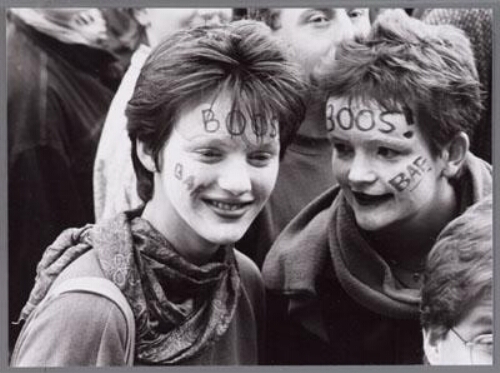 Twee wit geschminkte actievoerders op studentendemonstratie, Malieveld, Den Haag. 1988