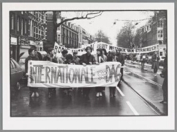 Tijdens internationale vrouwendag demonstreren vrouwen tegen de abortuswet 1981