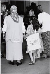 Allochtone moeders als hulpmoeders ingeschakeld bij 'Op-stap', voorbereiding op de basisschool. 1997