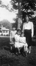 Familieportret van de familie Jessurun van links naar rechts:  broer Koenraad (staand), zus Tine, Nel Jessurun en toendertijd zieke moeder Suzanna Christina Johanna ten Dam Ham. 1948