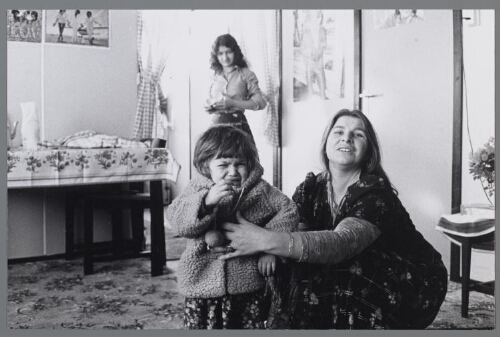 Zigeunerfamilie in wisselwoning. 1979