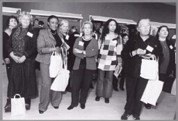 Publiek tijdens de presentatie van de puzzel 'de wereld is een thuis voor iedereen' van Tiye International, NVR en de Vrouwen Alliantie tijdens het 25-jarig jubileum van DCE. 2003
