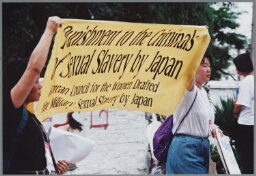 Japanse vrouwen voeren actie tijdens de wereldvrouwenconferentie, zij dragen een tekst: 'Punishment to the criminals of sexual slavery by Japan  etc.' 1995