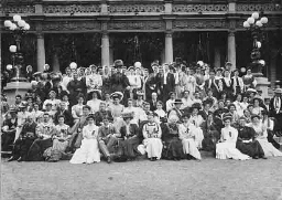 Groepsfoto van de deelnemers aan het Internationaal congres voor Vrouwenkiesrecht. 1908