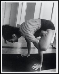 Portret van yogalerares Teresa Caldas (1952) in actie 1996