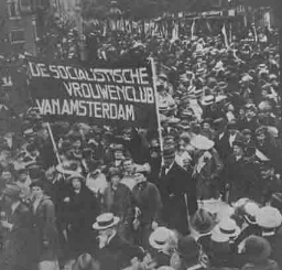 Leden van de Bond van Sociaal Democratische Vrouwenclubs demonstreren voor vrede. 193?