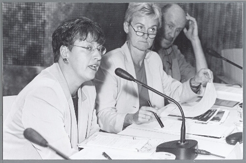 Lia Smit ( l., MKB-Nederland) en Kitty Roozemond ( vice-voorzitter FNV) 2003