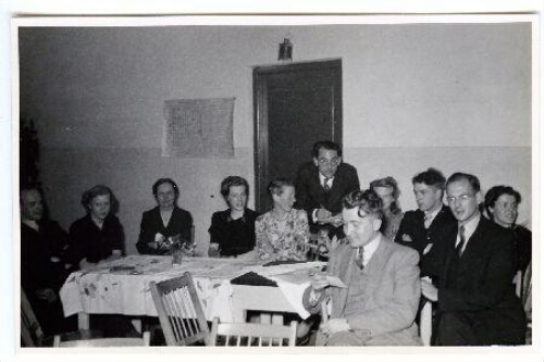 Grietje Brink (4e van rechts) met andere collega's van het Phytopathologisch Laboratorium 'Willie Commelin Scholten' (WCS) aan tafel 1948