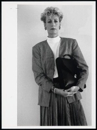 Vrouwen krijgen hoe langer hoe meer behoefte aan om hun persoonlijke financiële draagkracht in hun kleding tot uiting te laten komen: 'Dress for succes' De foto is gepubliceerd in het boek 'Schoonheidsgeheimen' (1986) van Wendy Chapkis 1986