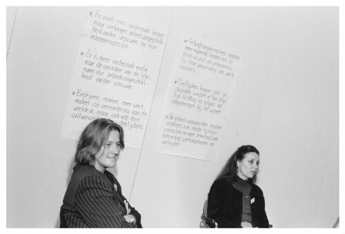Tekstborden over arbeidsongeschiktheid, werkdruk, deeltijdwerkers gebruikt tijdens FNV vrouwenconferentie. 1999