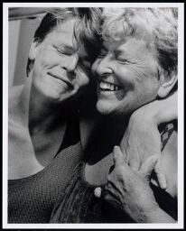 Elkaar omarmende lachende moeder en dochter 1995