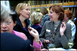 Deelneemsters van de Vrouwenhandelsdelegatie onder leiding van minister Jorritsma. 2001